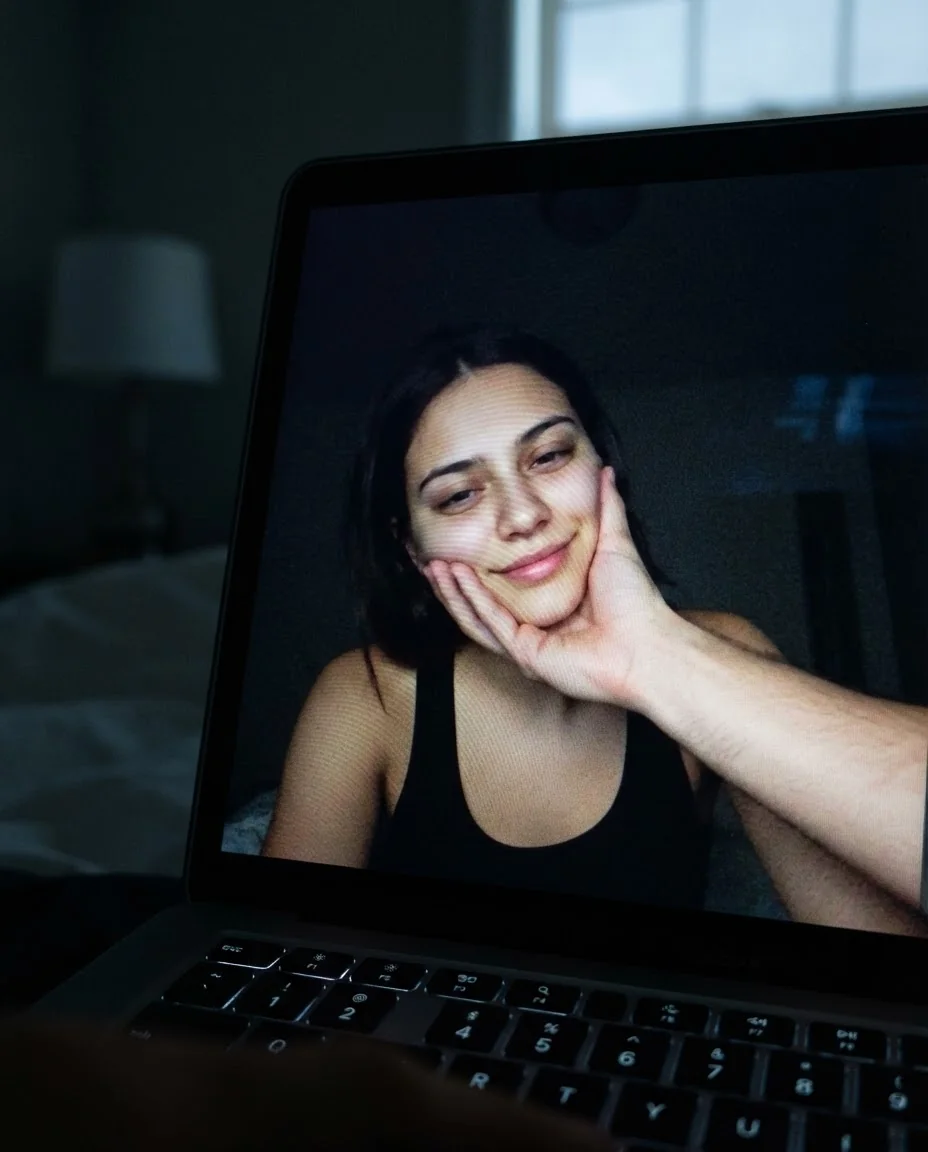 Селфи с экраном MacBook — пример результата промта для Картинки